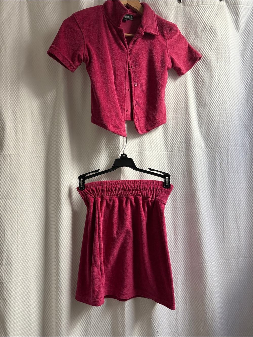 Missguided Short Sleeve Button-Down Crop Top in Fuchsia